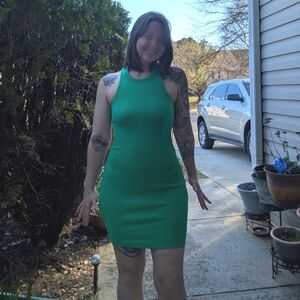 Green Sleeveless And Backless Dress